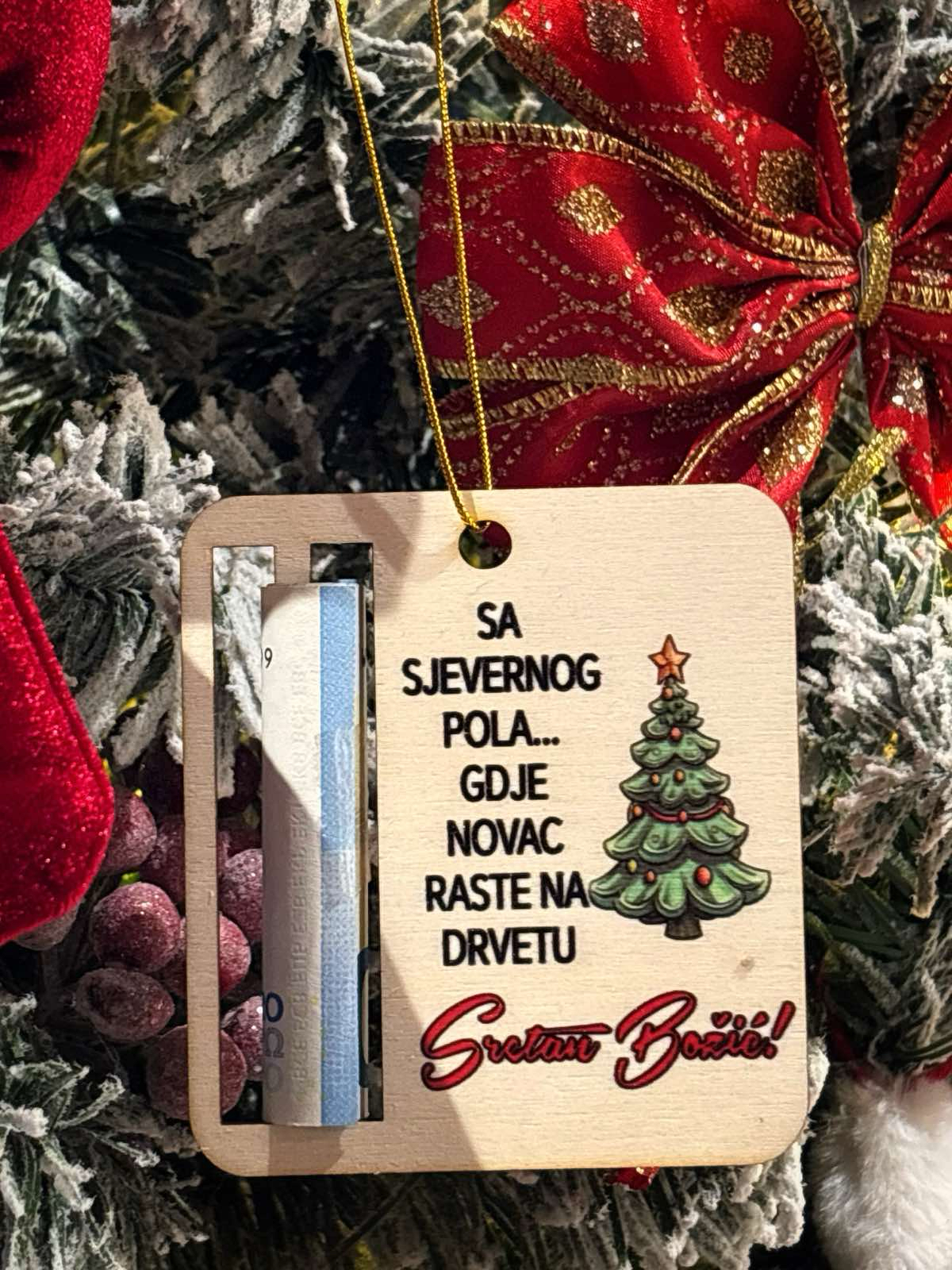 Božićna kuglica za novac 3 - Savršena kao mali poklon ili ukras koji privlači prosperitet u nadolazećoj godini.